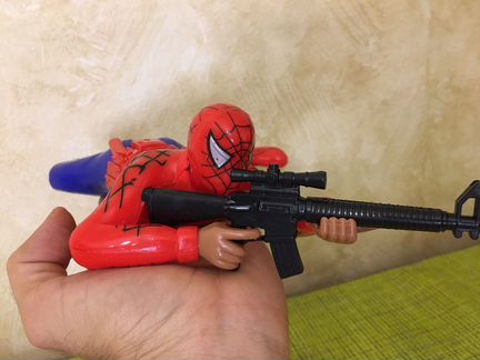 Человек-паук ползает и стреляет