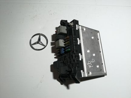 Блок предохранителей спереди Mercedes E 211