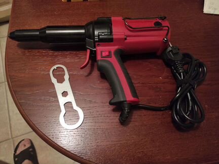 Заклепочник электрический