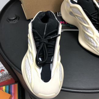 Кроссовки Yeezy Boost 700