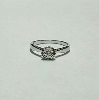 Золотое кольцо с бриллиантом