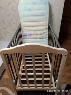 Детская кроватка с маятником и ящиком