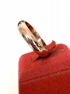 Золотое обручальное кольцо